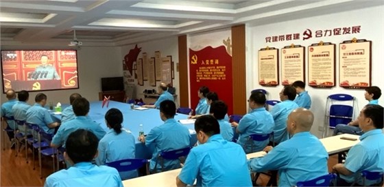 皖南電機黨委書記、副董事長管兵正在與公司黨員干部一起集中收看大會直播