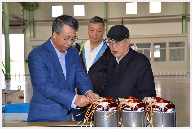 圖為中國機械工業(yè)聯(lián)合會特別顧問蔡惟慈（右一）、上海電器科學(xué)研究所(集團)有限公司黨委書記鄒孟奇（中）在公司副總經(jīng)理孫躍（左一）的陪同下參觀皖南電機生產(chǎn)車間
