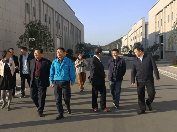懷遠(yuǎn)縣政協(xié)黨組書記、主席郭長富帶領(lǐng)該縣政協(xié)考察團(tuán)一行來皖南電機(jī)考察
